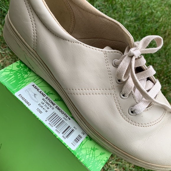 Woman’s tie shoes - Picture 7 of 10